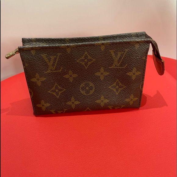 100% authentic Louis Vuitton Monogram Cosmetic Pouch 15 - Picture 2 of 6